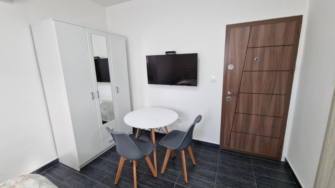 Apartman Tolosi 2 Apartment พอดโกริกา ภายนอก รูปภาพ